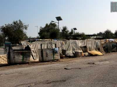 La tendopoli � circondata da cassonetti bruciati e materassi lasciati l� a "marcire" sotto le intemperie